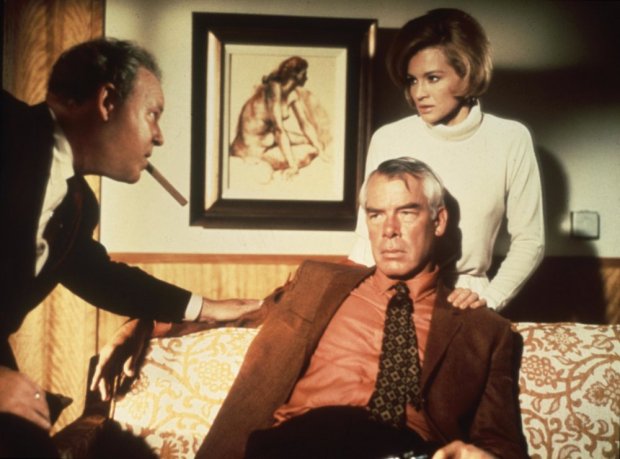 point-blank-1967-003-lee-marvin-sofa-position-angie-dickinson-00m-sk4